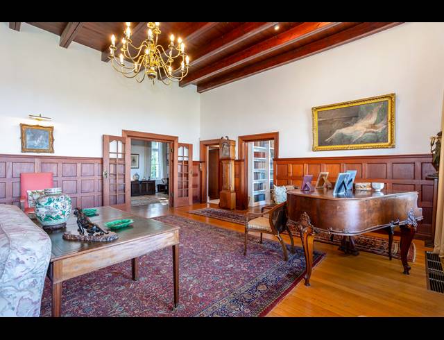 5 BEDROOM FREESTANDING TO LET IN CONSTANTIA